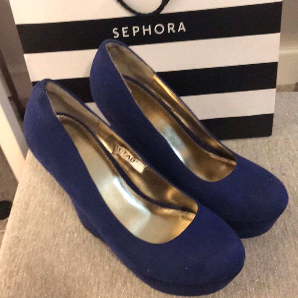 Blue pumps